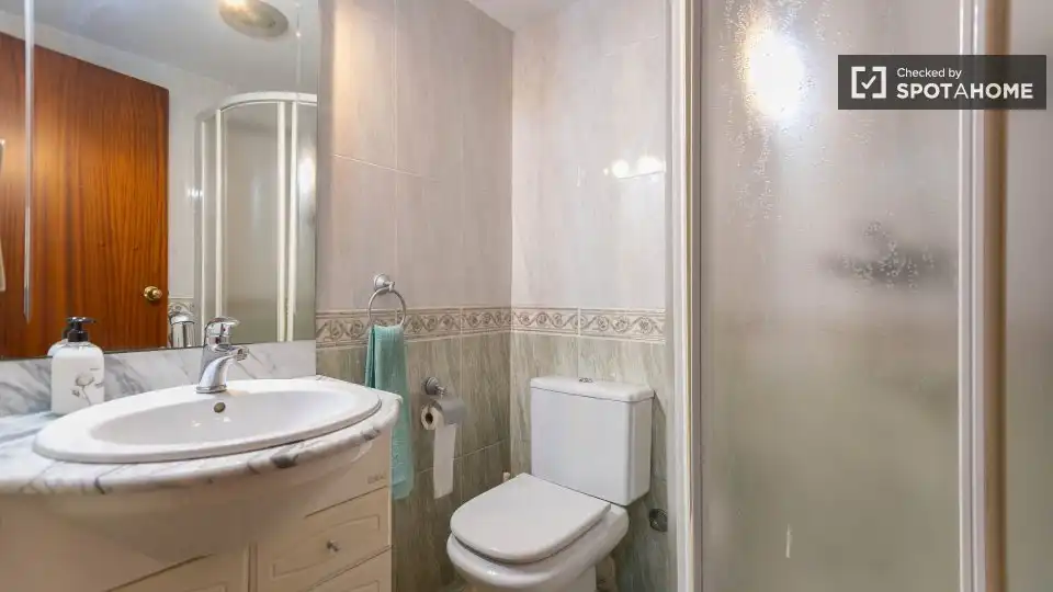 Baño de Piso de alquiler en Valencia con Aire acondicionado, Calefacción y Amueblado