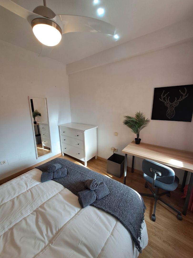 Bedroom of Flat to share in  Madrid Capital  with Heating, Furnished and Oven