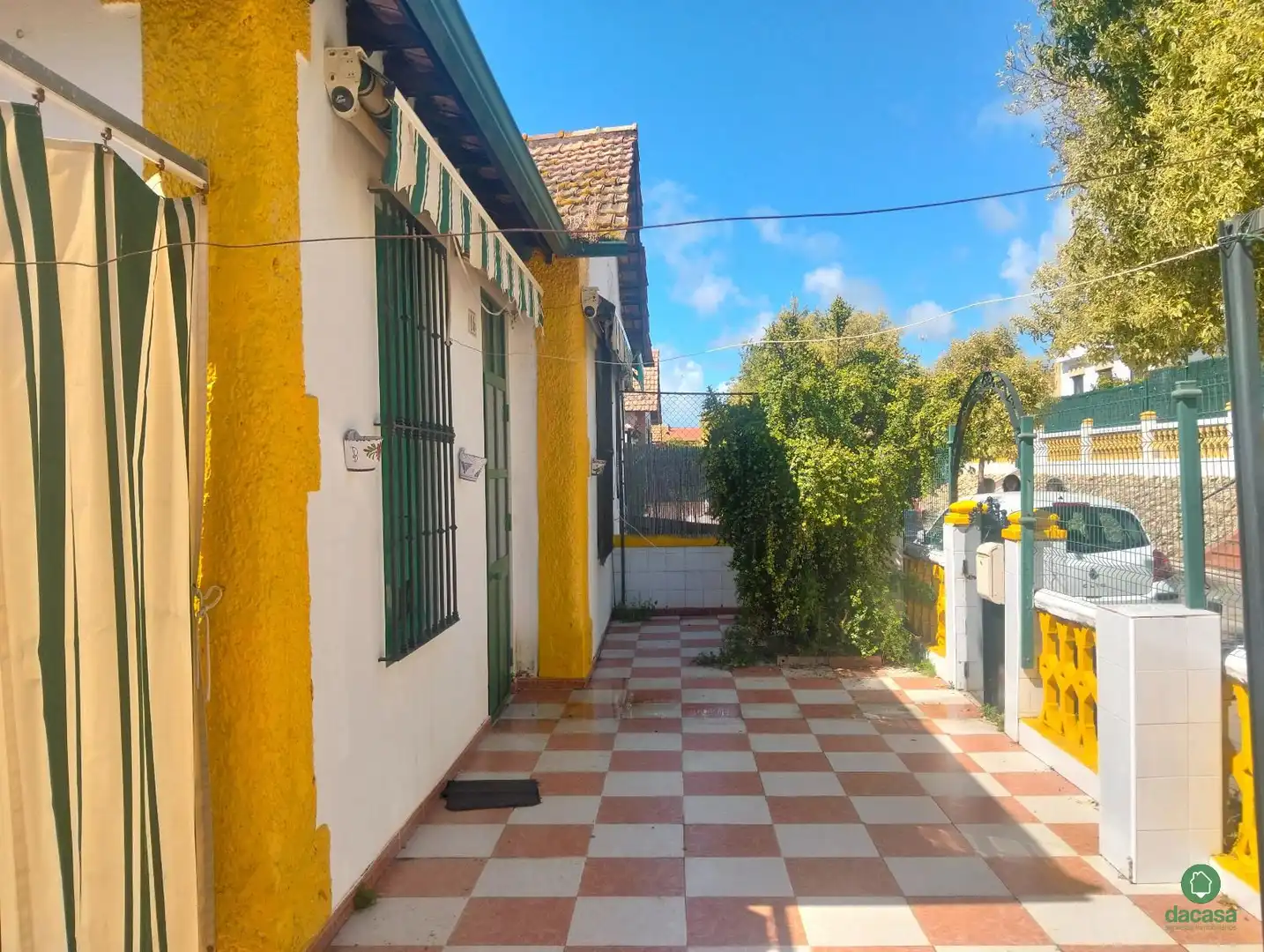 Außenansicht von Einfamilien-Reihenhaus zum Verkauf in Huelva mit Klimaanlage, Privatgarten und Abstellraum