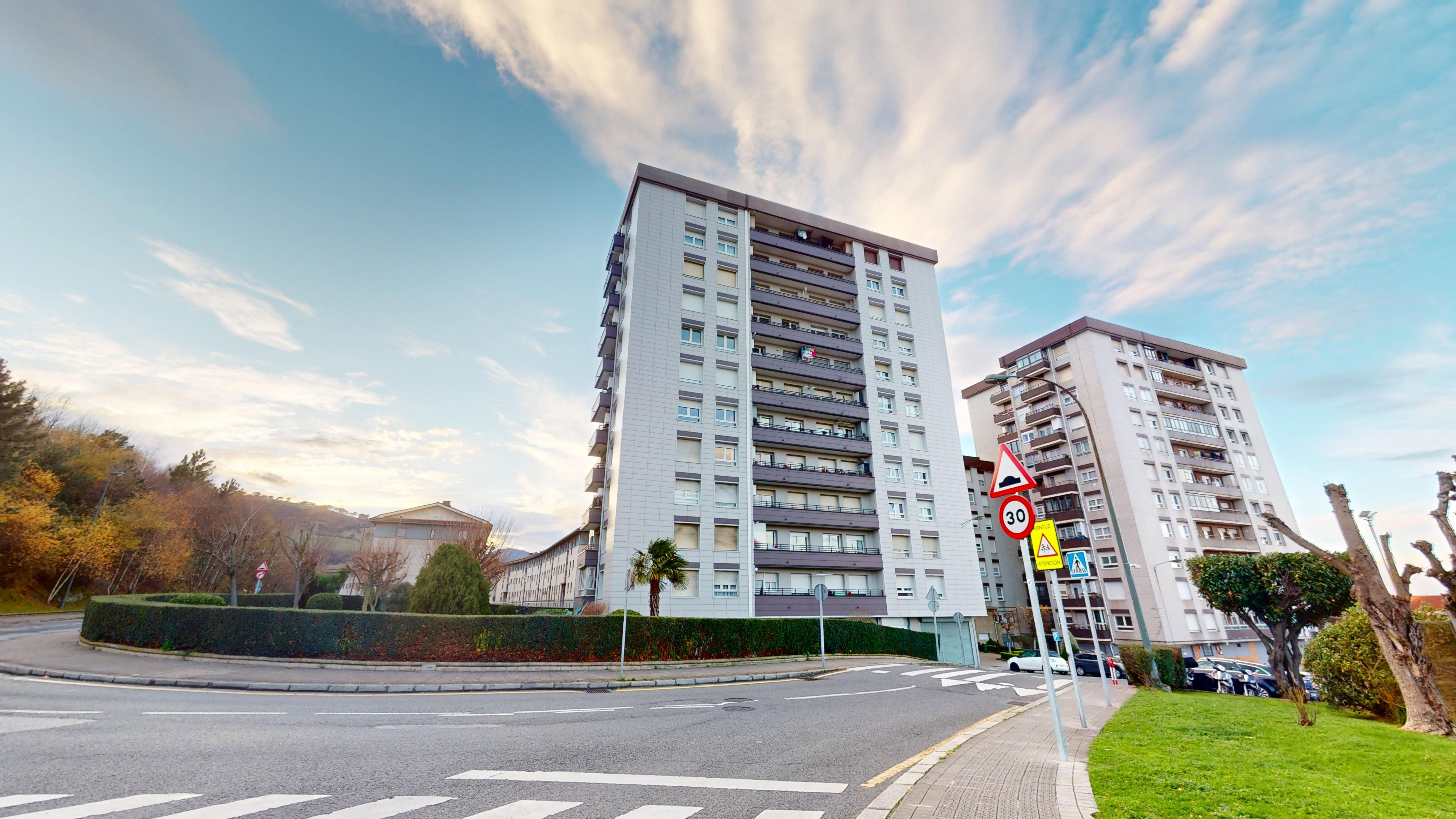Vista exterior de Pis en venda en Bilbao  amb Calefacció