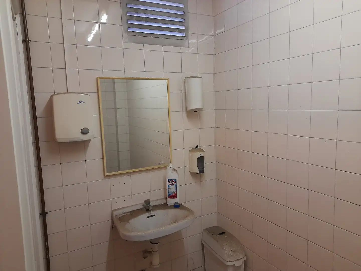 Badezimmer von Fabrikhallen zum Verkauf in Terrassa mit Heizung