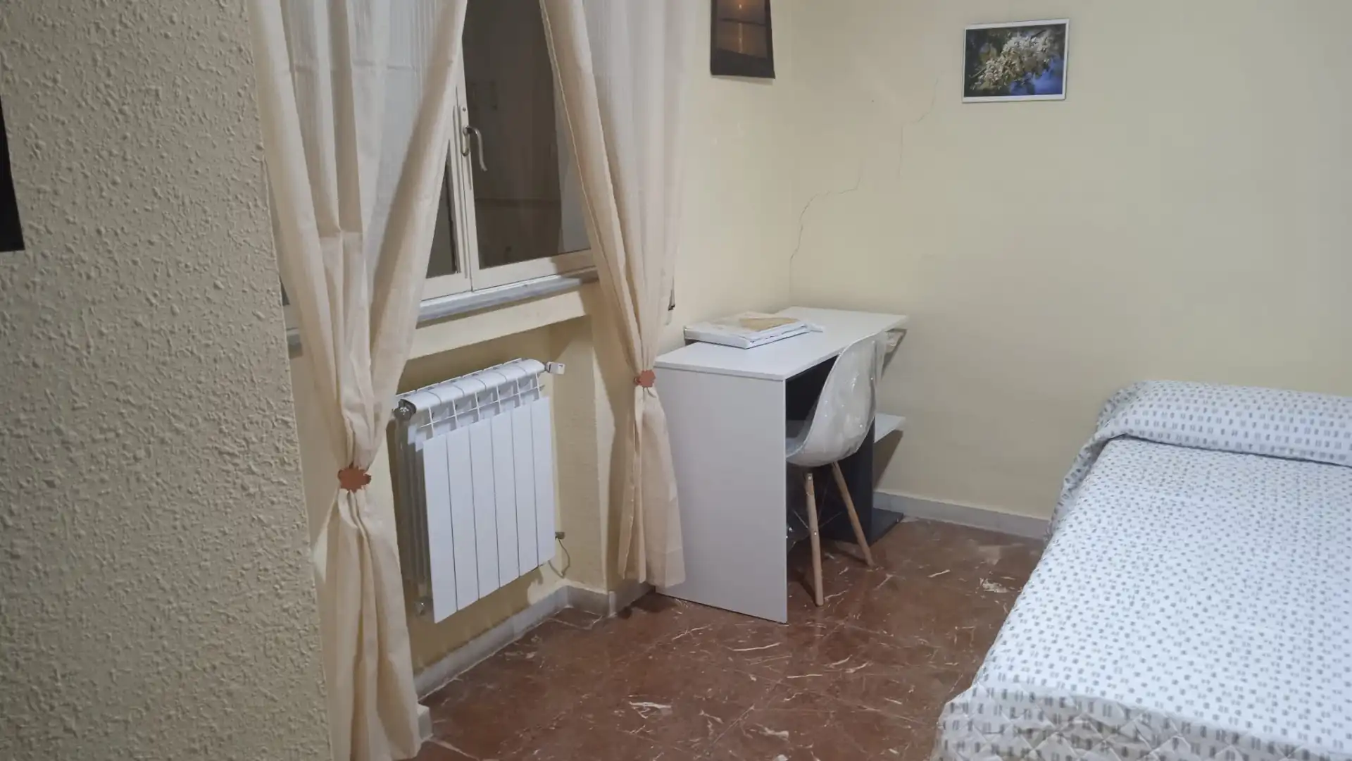 Schlafzimmer von Wohnung zur untervermieten in Salamanca mit Heizung, Parkett und Möbliert