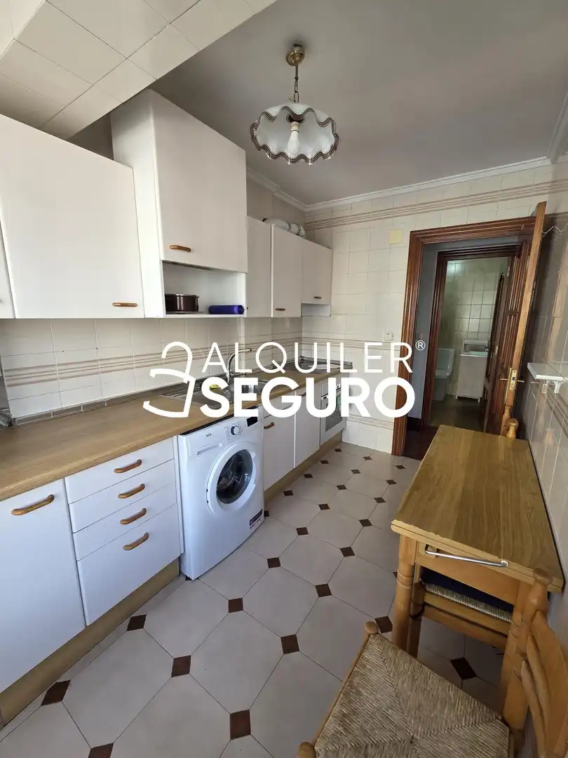 Cocina de Piso de alquiler en Burgos con Calefacción, Terraza y Amueblado