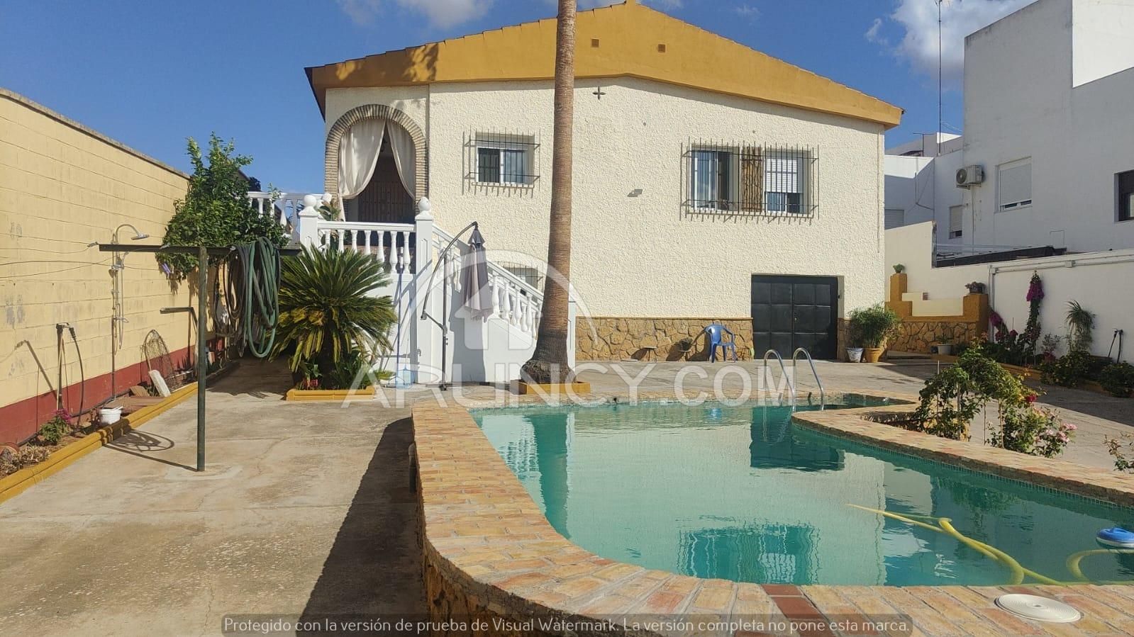 Vista exterior de Casa o xalet en venda en Alcalá de Guadaira amb Aire condicionat, Calefacció i Jardí privat