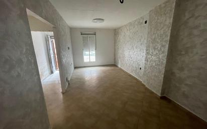 Sala d'estar de Casa adosada en venda en Brenes amb Terrassa i Balcó