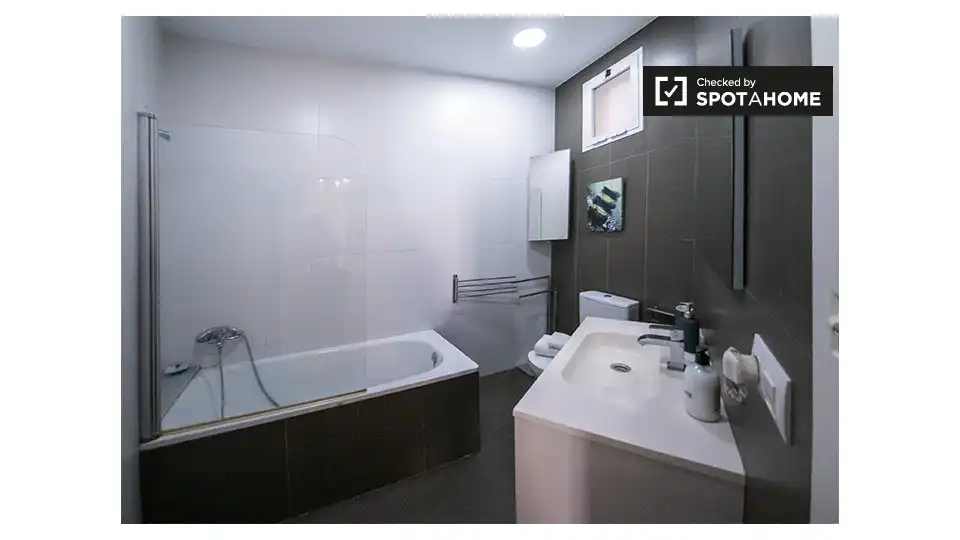 Baño de Piso de alquiler en Valencia con Aire acondicionado, Calefacción y Amueblado