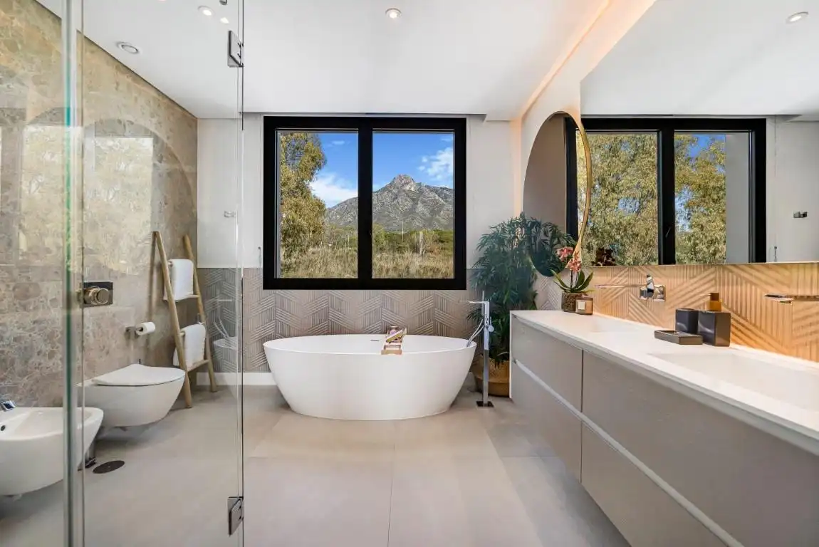 Bathroom of Houses for sale in Marbella  with Air Conditioner, Heating and Private garden