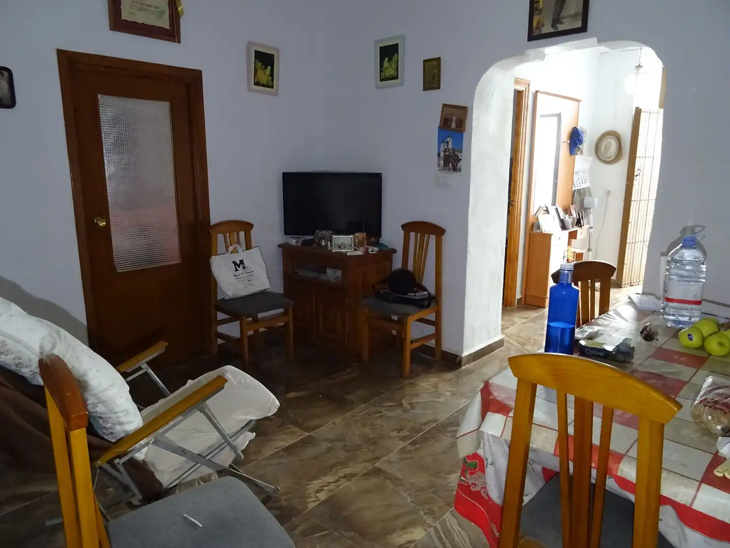 Sala de estar de Casa adosada en venta en Turón con Jardín privado, Terraza y Amueblado
