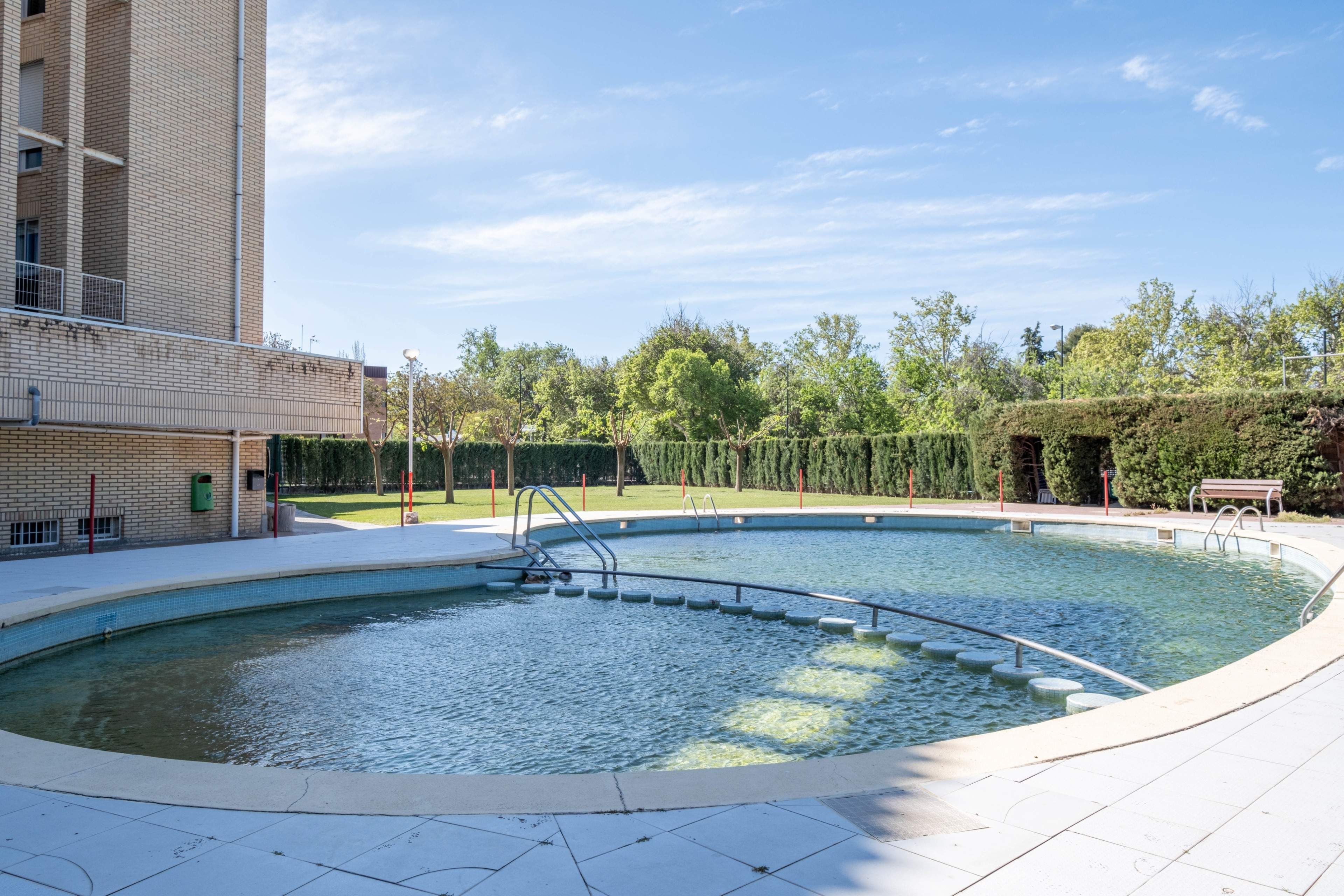 Piscina de Piso en venta en  Zaragoza Capital con Jardín privado, Trastero y Piscina comunitaria