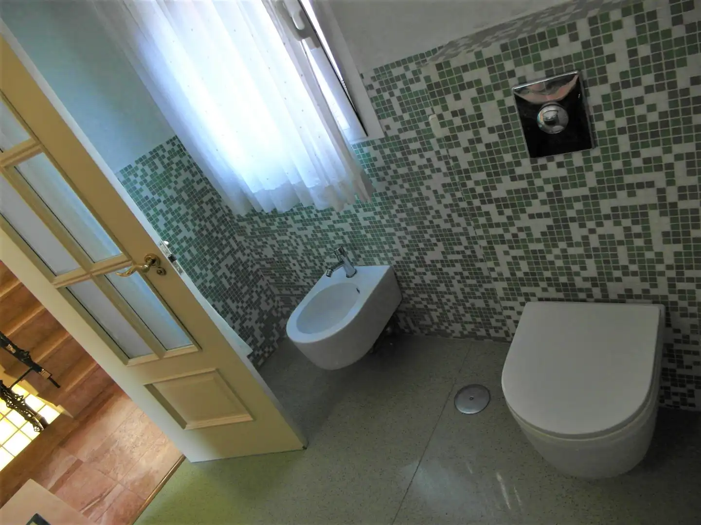 Baño de Casa adosada en venta en Madrid con Aire acondicionado, Calefacción y Jardín privado