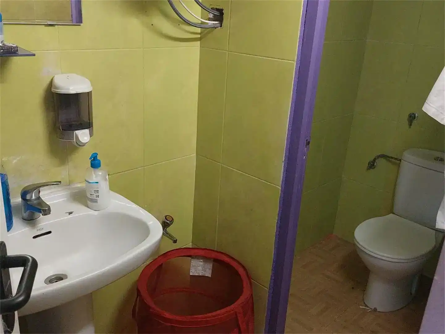 Bathroom of Commercial properties for rent in Parla  with Air Conditioner and Furnished