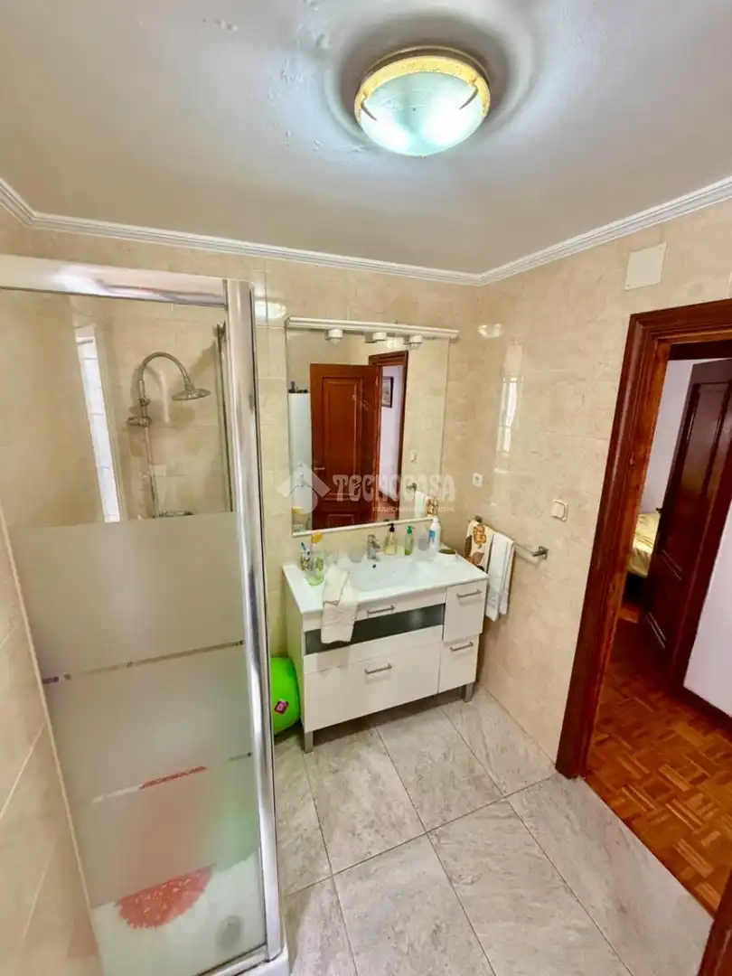 Badezimmer von Wohnung zum Verkauf in Santander