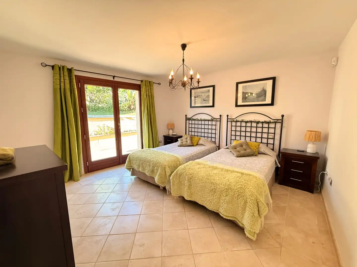 Dormitori de Casa o xalet en venda en Estepona amb Aire condicionat, Jardí privat i Terrassa