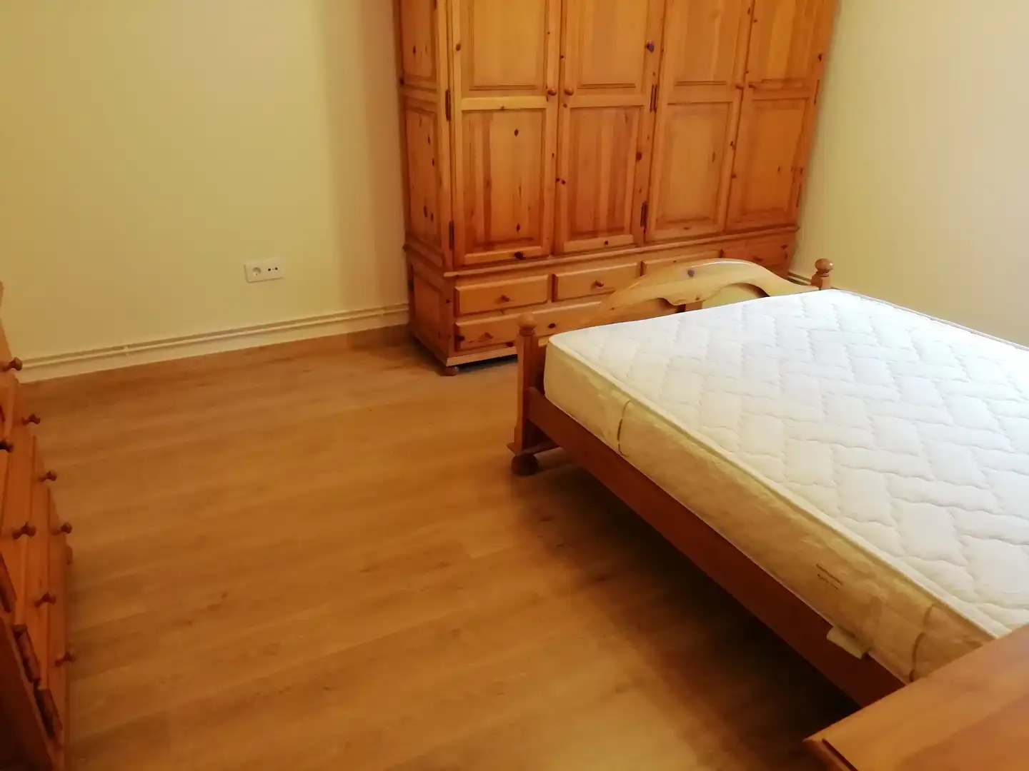 Dormitori de Apartament de lloguer en Lugo amb Calefacció, Parquet i Moblat