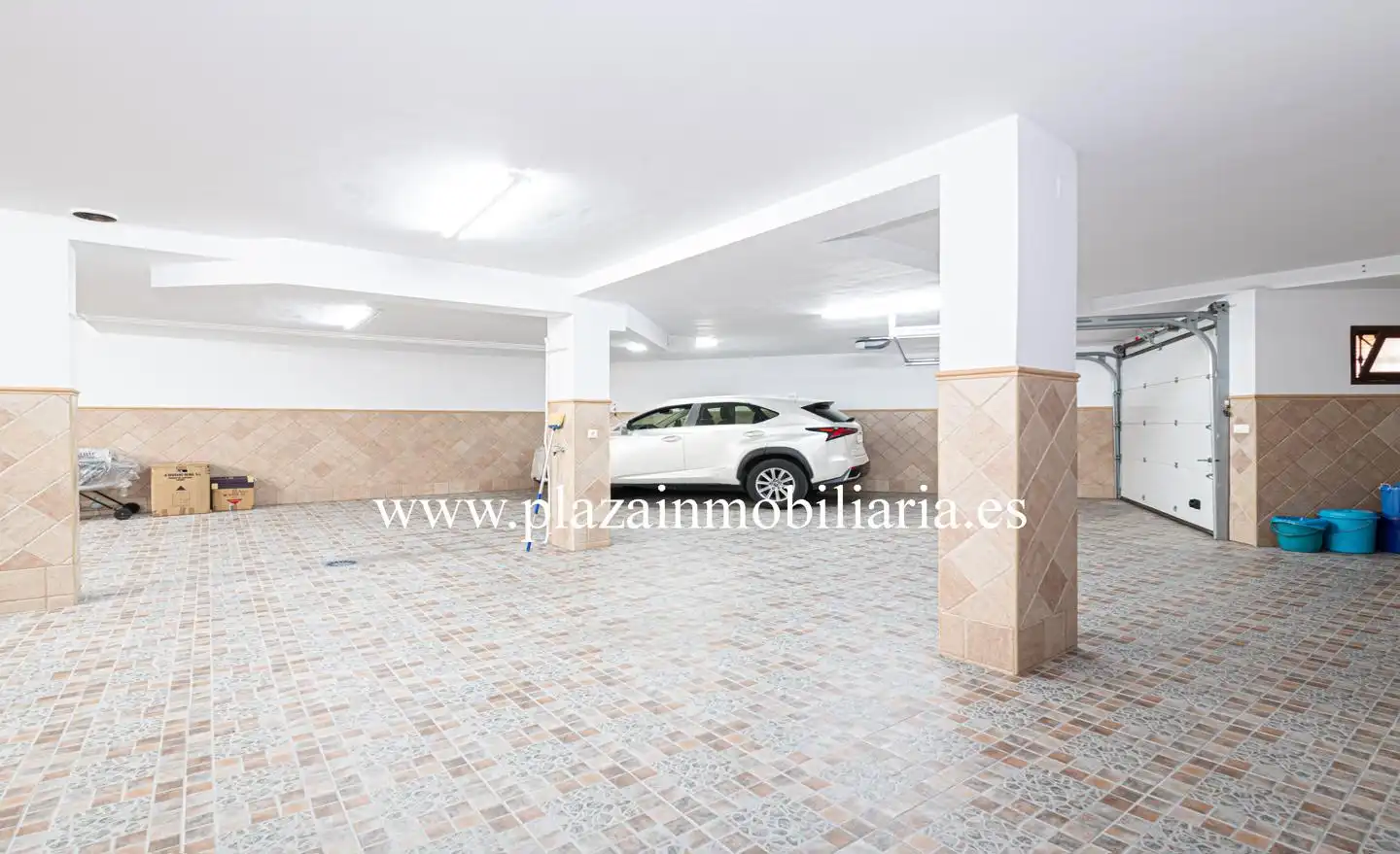 Parking of Houses for sale in Lucena