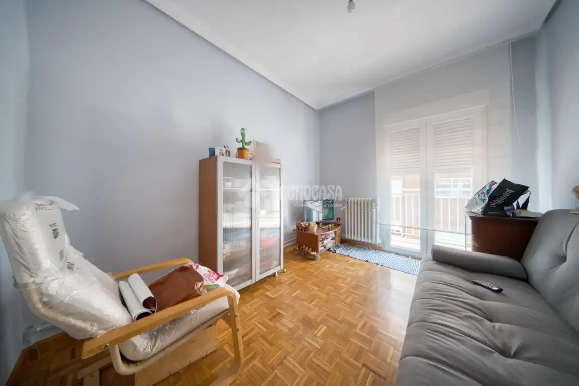 Living room of Flat for sale in Valladolid  with Heating, Parquet flooring and Furnished