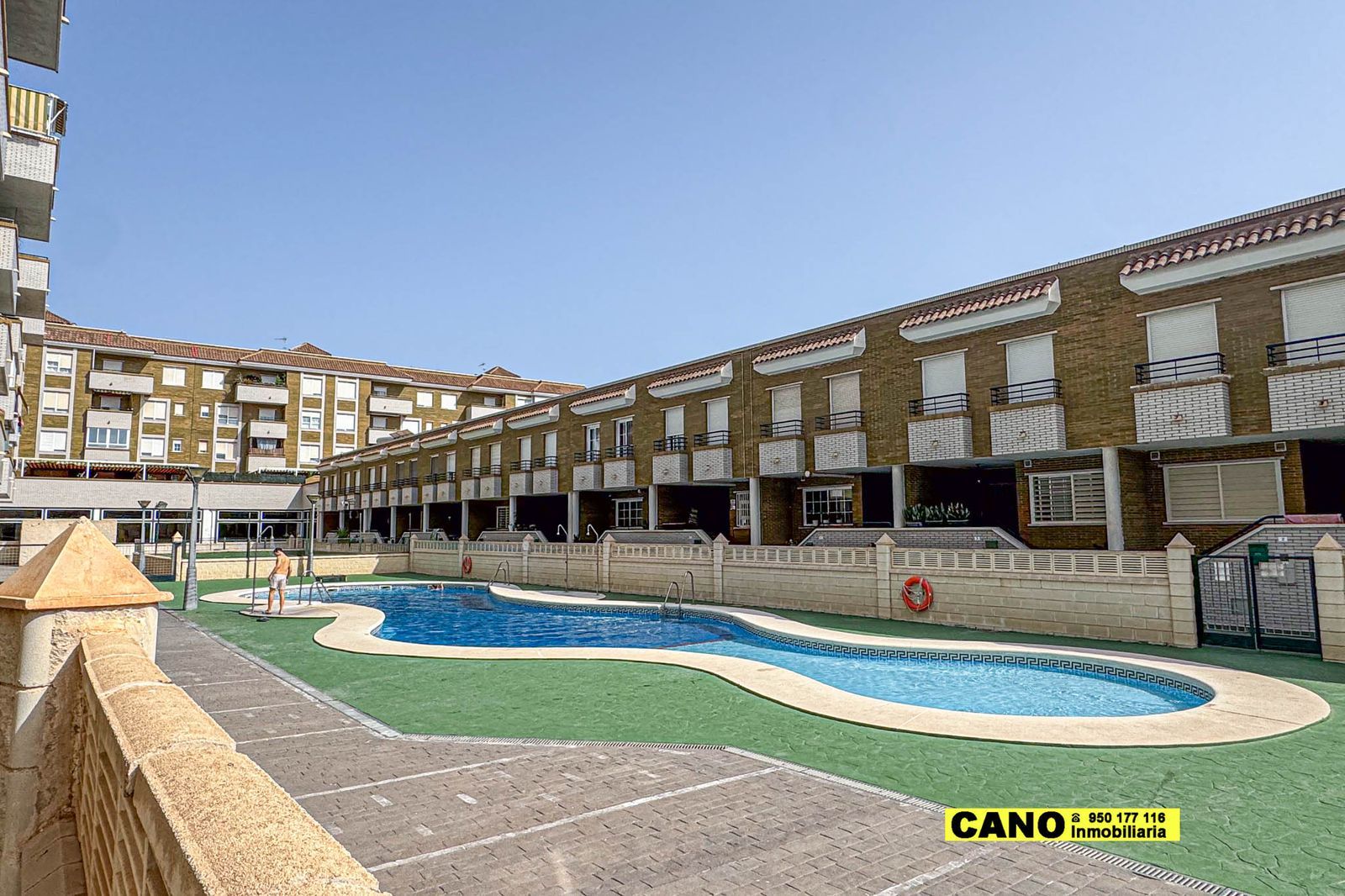 Vista exterior de Pis en venda en Roquetas de Mar amb Terrassa i Piscina