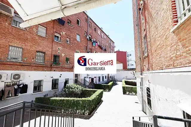 Vista exterior de Pis en venda en Madrid amb Calefacció