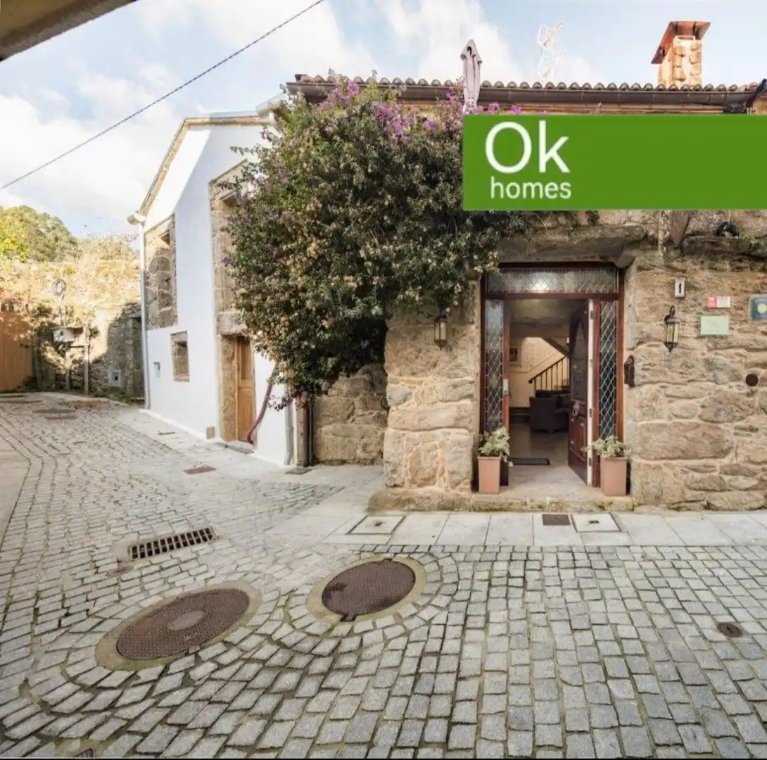 Vista exterior de Casa adosada en venda en Corcubión amb Calefacció, Terrassa i Moblat