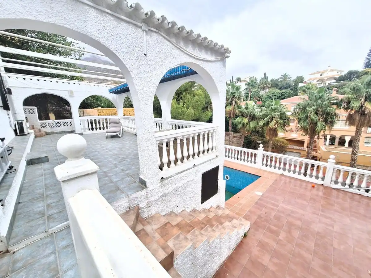 Vista exterior de Casa o xalet en venda en Benalmádena amb Terrassa i Piscina