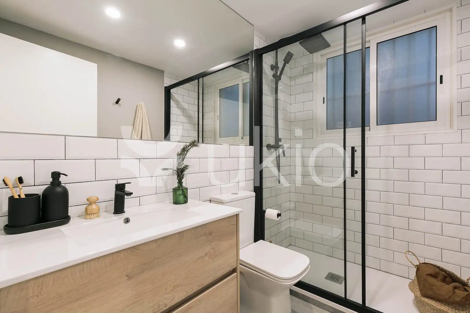 Bany de Apartament de lloguer en Barcelona amb Aire condicionat, Calefacció i Moblat
