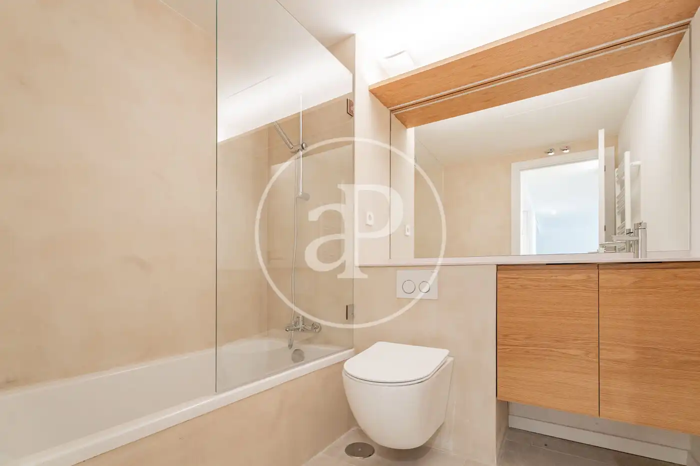 Baño de Piso en venta en Madrid con Aire acondicionado, Calefacción y Jardín privado