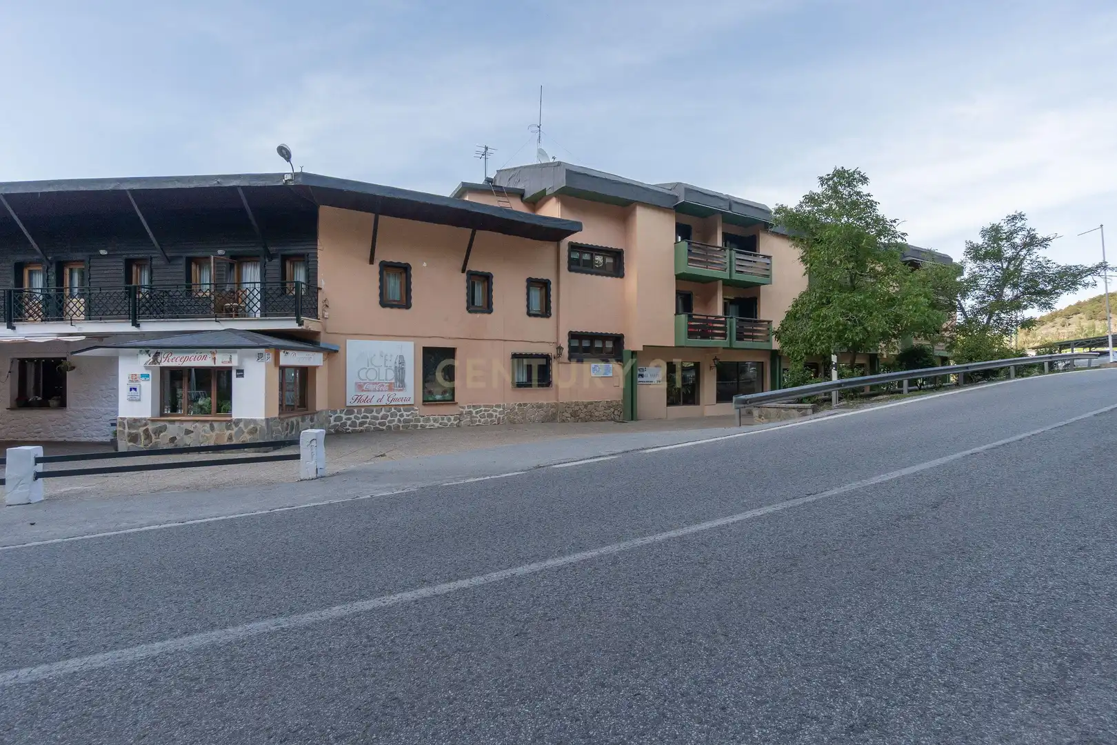 Außenansicht von Gebäude zum Verkauf in Sierra Nevada mit Gemeinschaftspool