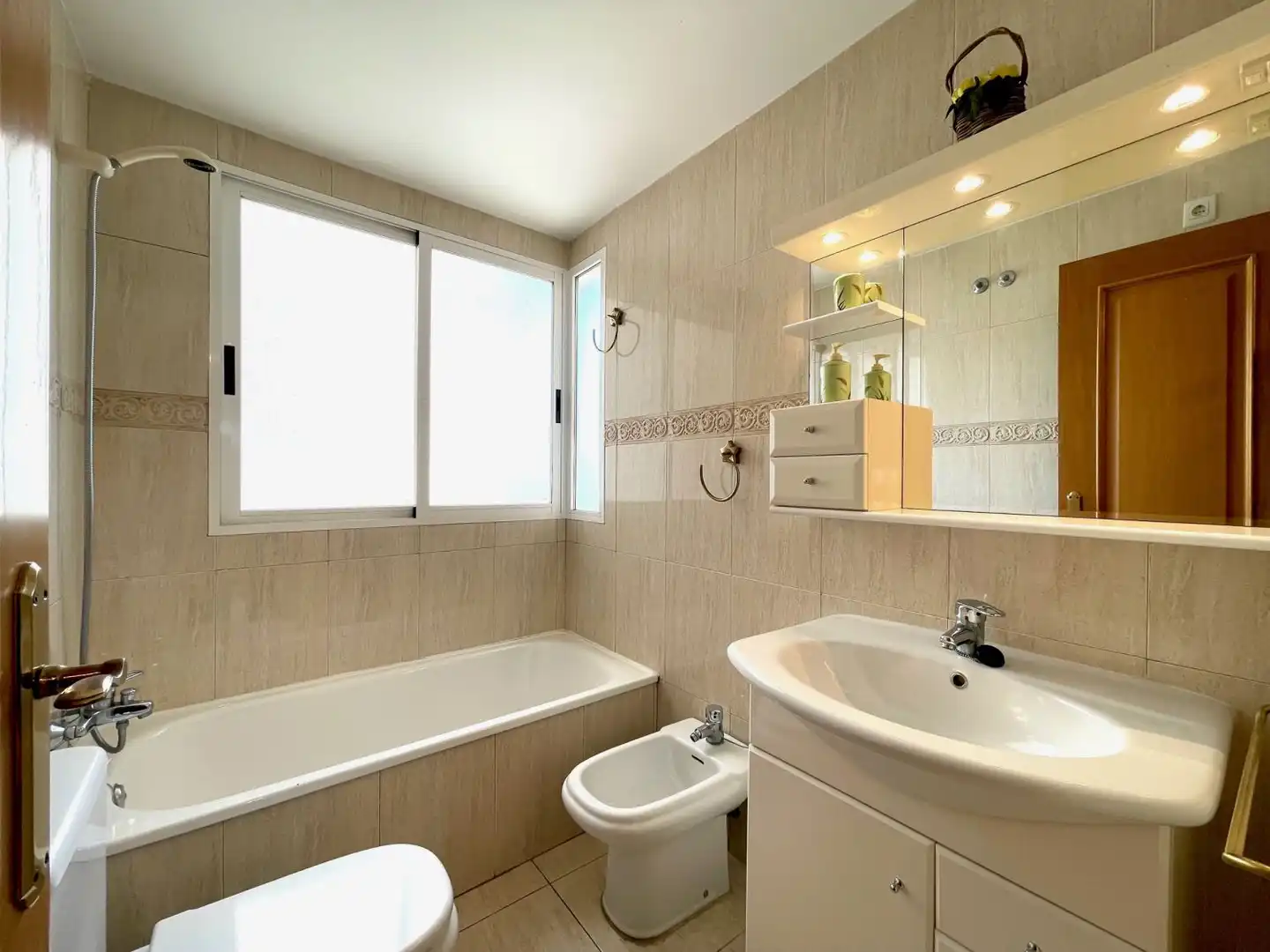 Badezimmer von Wohnung zum Verkauf in Alicante / Alacant mit Klimaanlage, Heizung und Terrasse