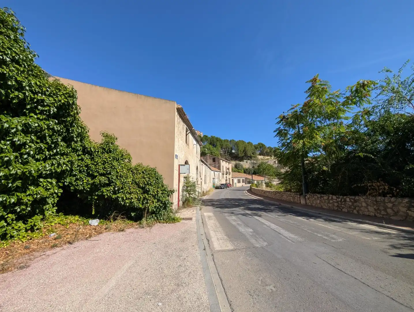 Außenansicht von Fabrikhallen zum Verkauf in Alcoy / Alcoi