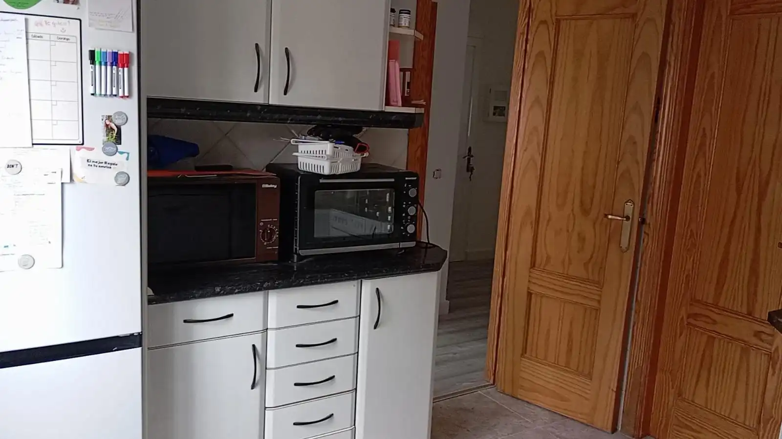 Cuina de Casa adosada en venda en Cedillo del Condado amb Calefacció, Jardí privat i Terrassa