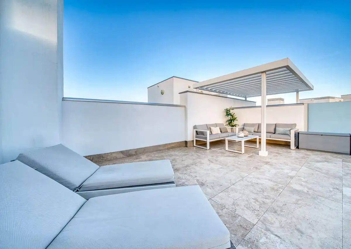 Terrasse von Dachboden zum Verkauf in Estepona mit Klimaanlage, Terrasse und Abstellraum