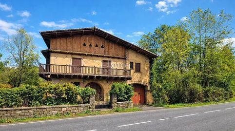 SE VENDE CASONA CON BONITO JARDÍN Y JUNTO A LA PARADA DE AUTOBÚS