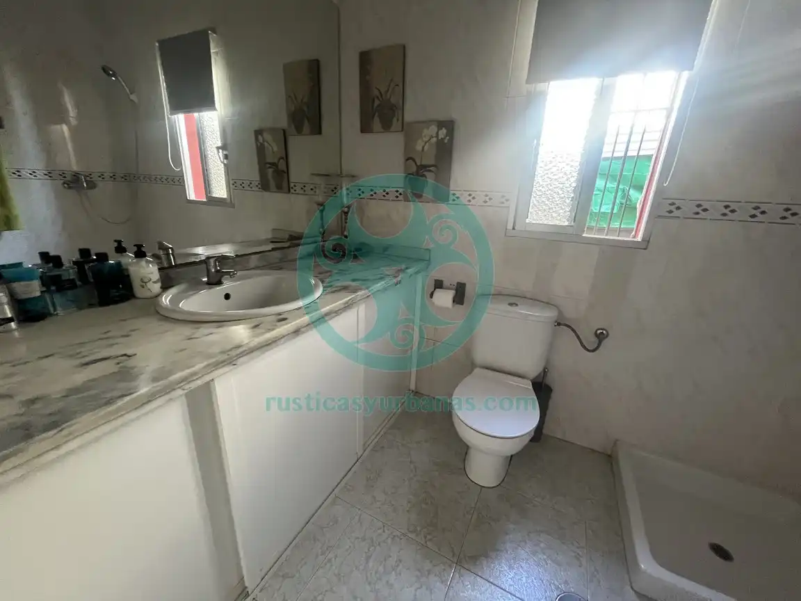 Bany de Casa o xalet en venda en Cáceres amb Aire condicionat, Jardí privat i Terrassa