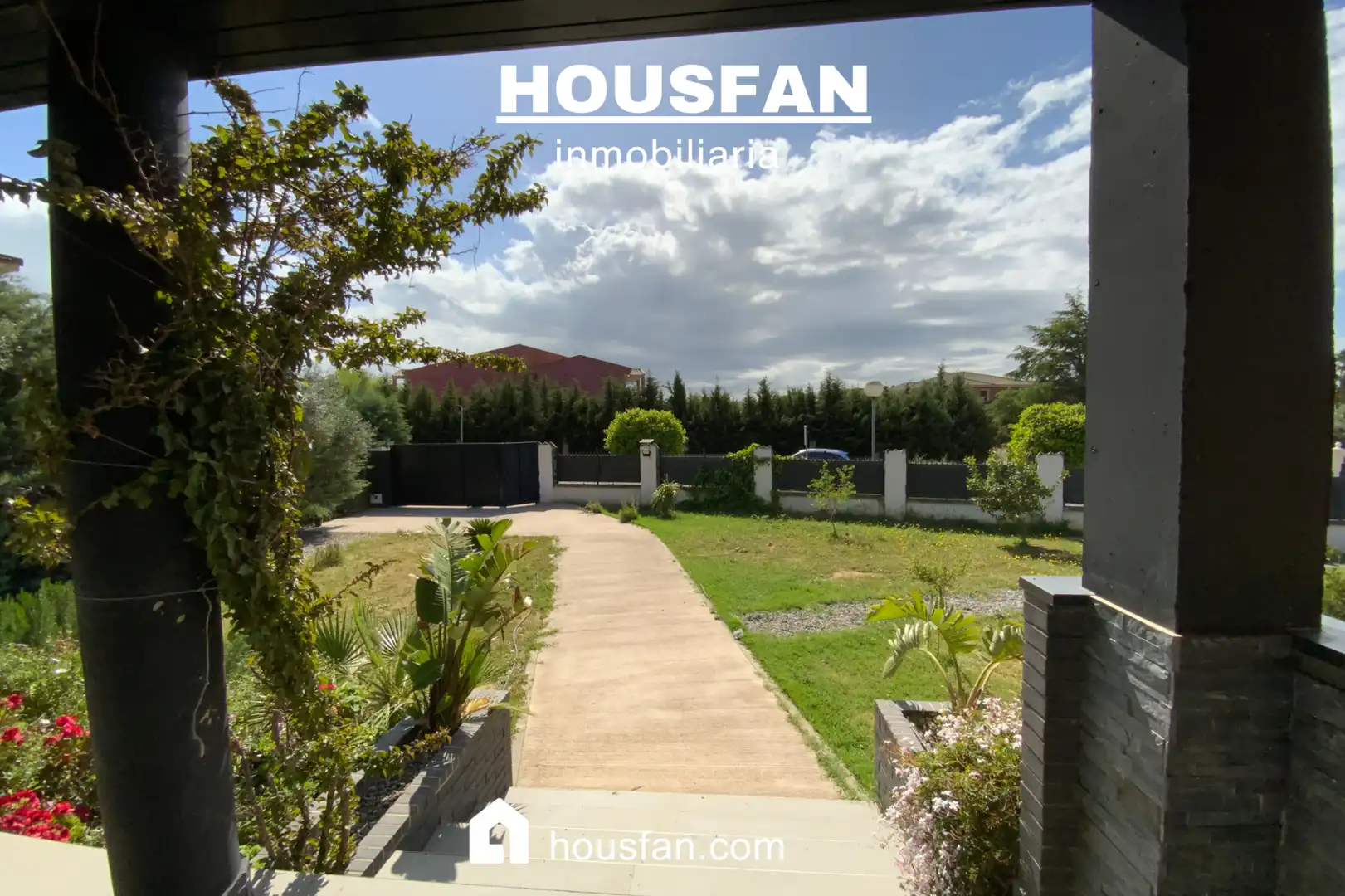 Vista exterior de Casa o xalet en venda en Cáceres amb Aire condicionat, Calefacció i Jardí privat