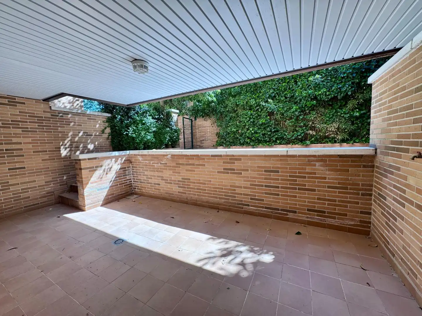 Terraza de Casa adosada en venta en Villanueva de la Cañada con Parquet
