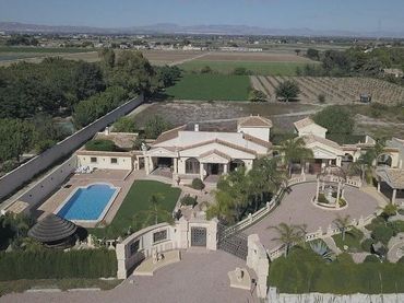 Maison rustique avec piscine à vendre à N/A