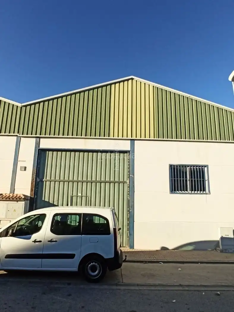 Nave industrial in affitto a Calle Dracma 9