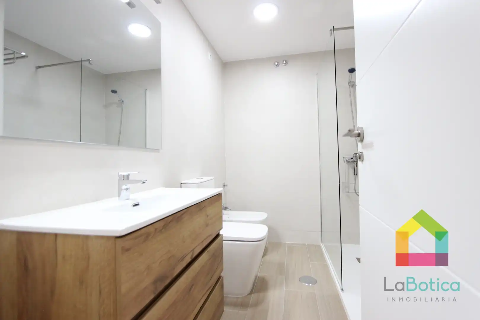 Bathroom of Flat for sale in Toledo  with Air Conditioner and Heating