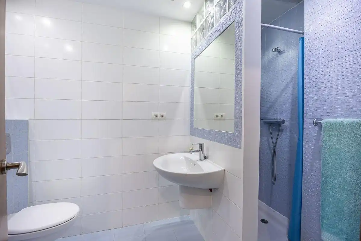 Bathroom of Flat for sale in Granada  with Air Conditioner, Terrace and Balcony