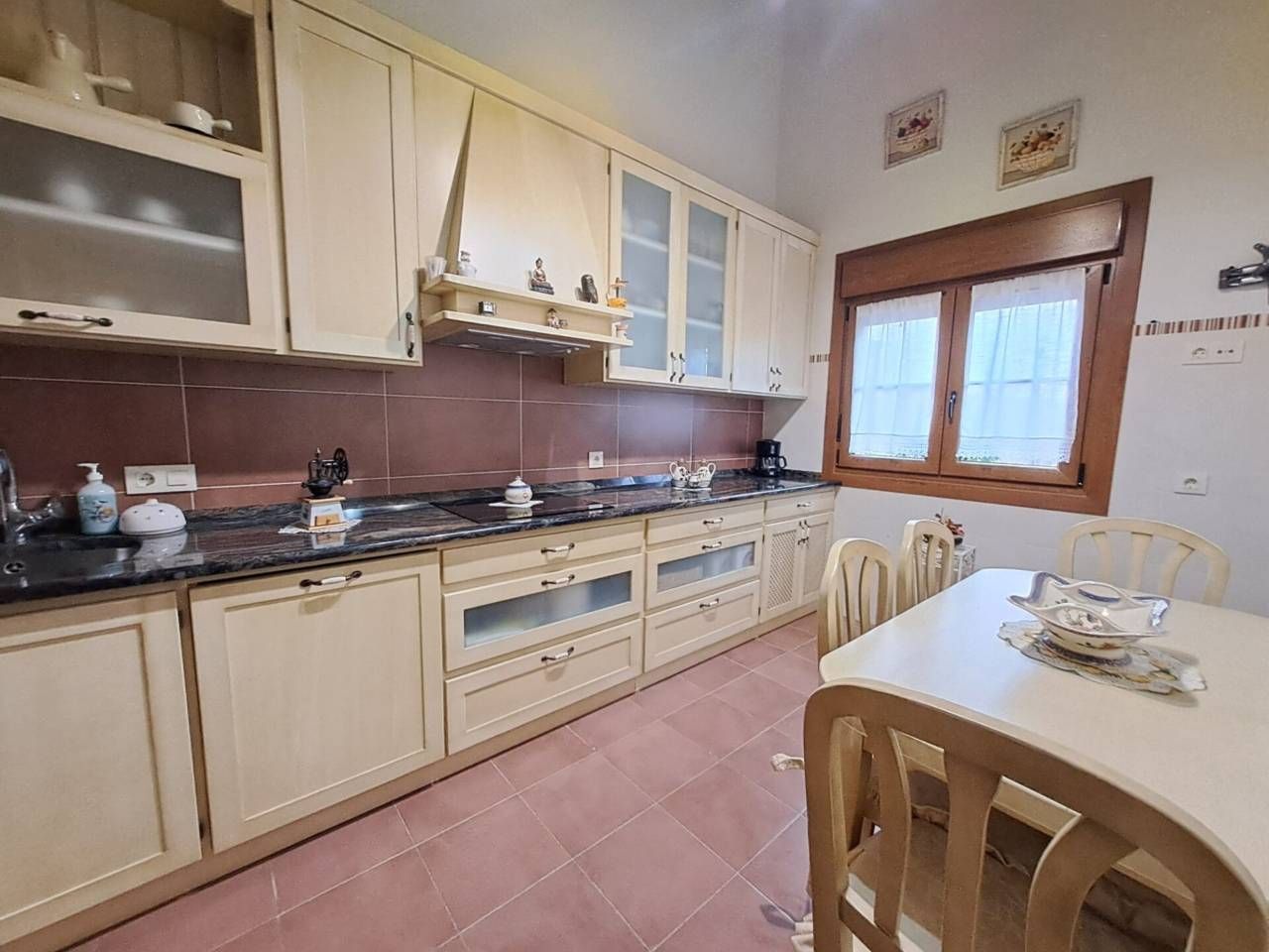 Cuina de Casa adosada en venda en Villagonzalo Pedernales amb Calefacció, Jardí privat i Terrassa