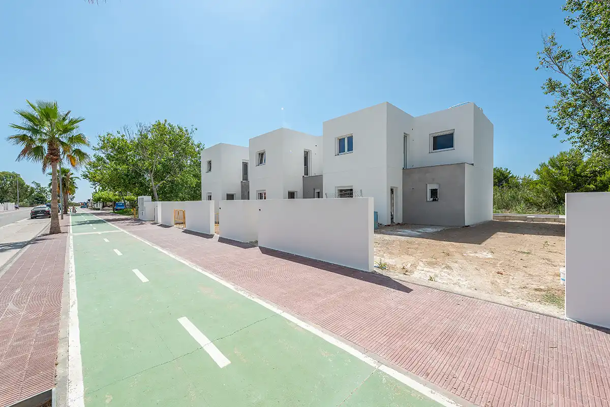 Vista exterior de Casa adosada en venda en Deltebre amb Calefacció, Jardí privat i Terrassa