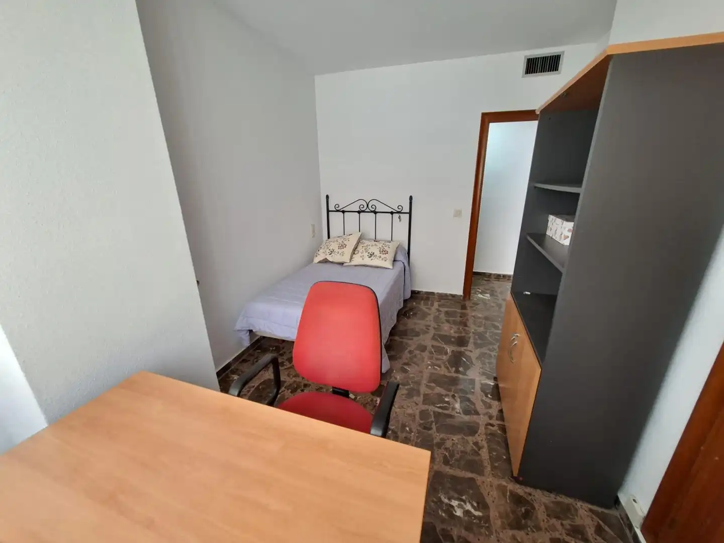 Schlafzimmer von Wohnung zur Miete in Murcia mit Klimaanlage, Abstellraum und Möbliert