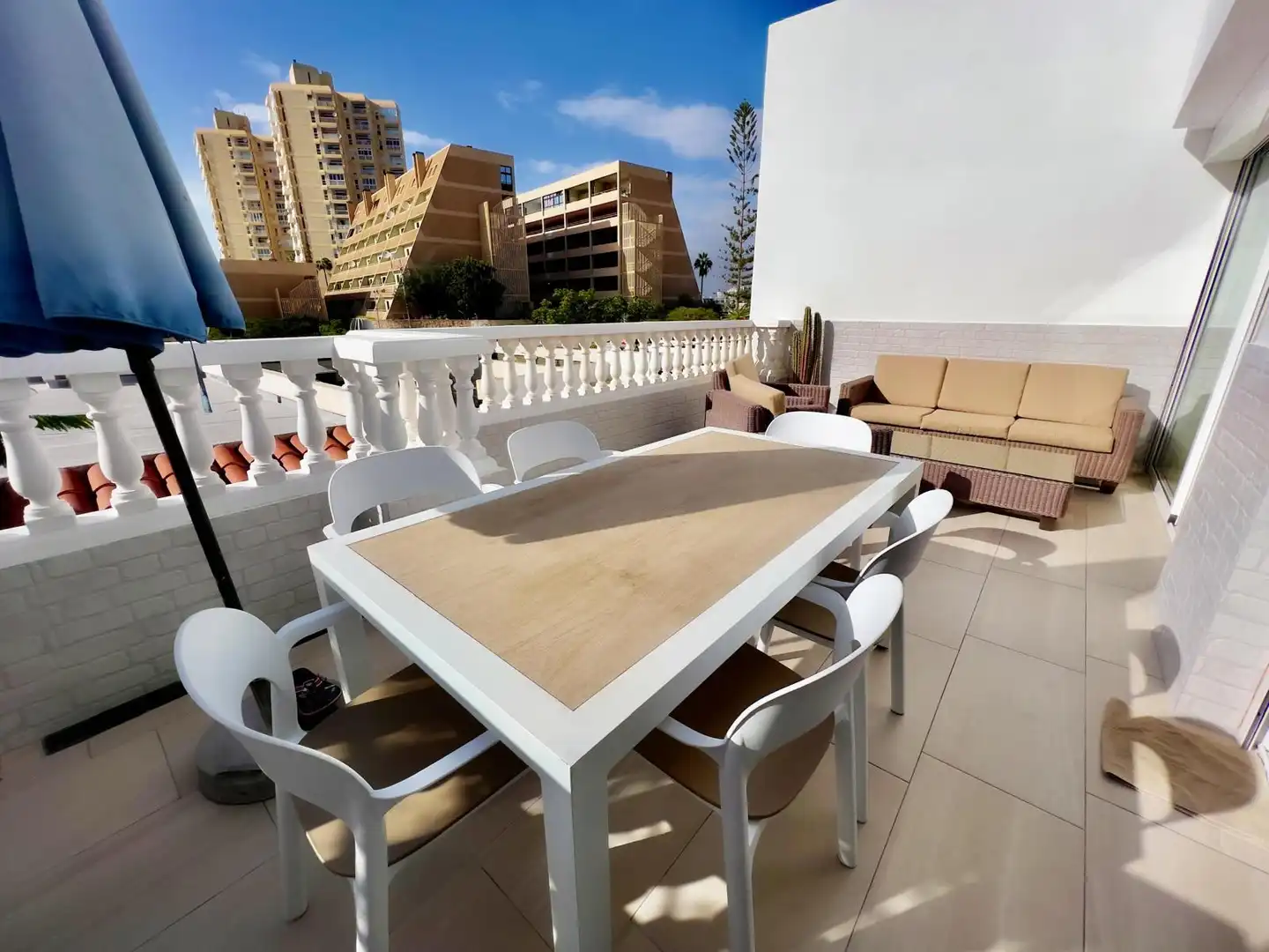 Terrasse von Einfamilien-Reihenhaus zum Verkauf in Arona mit Klimaanlage, Privatgarten und Terrasse