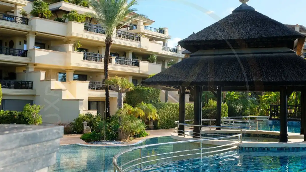 Vista exterior de Dúplex de alquiler en Marbella con Terraza, Trastero y Piscina