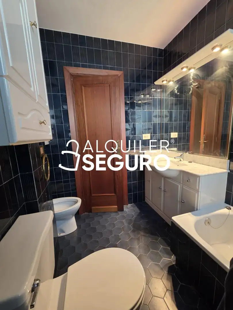Badezimmer von Wohnung zur Miete in Tardajos mit Heizung und Möbliert