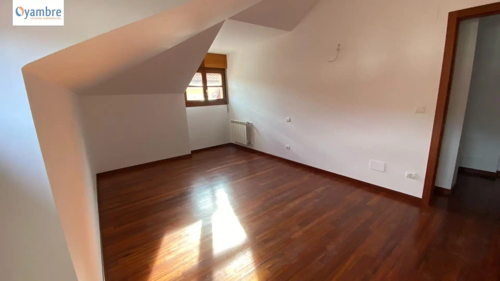 Schlafzimmer von Dachboden zum Verkauf in Potes mit Terrasse