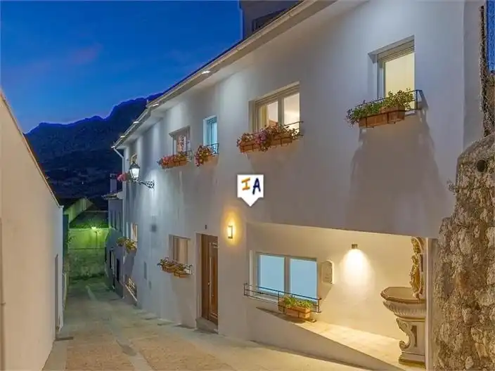 Vista exterior de Casa adosada en venda en Alfarnatejo amb Terrassa, Traster i Piscina