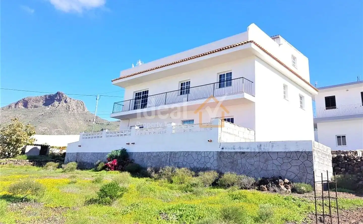 Vista exterior de Casa o xalet en venda en Arona amb Jardí privat, Terrassa i Moblat