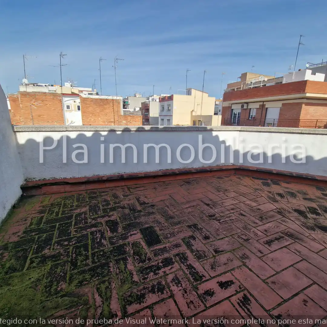 Vista exterior de Dúplex en venta en Sant Boi de Llobregat con Terraza, Amueblado y Horno