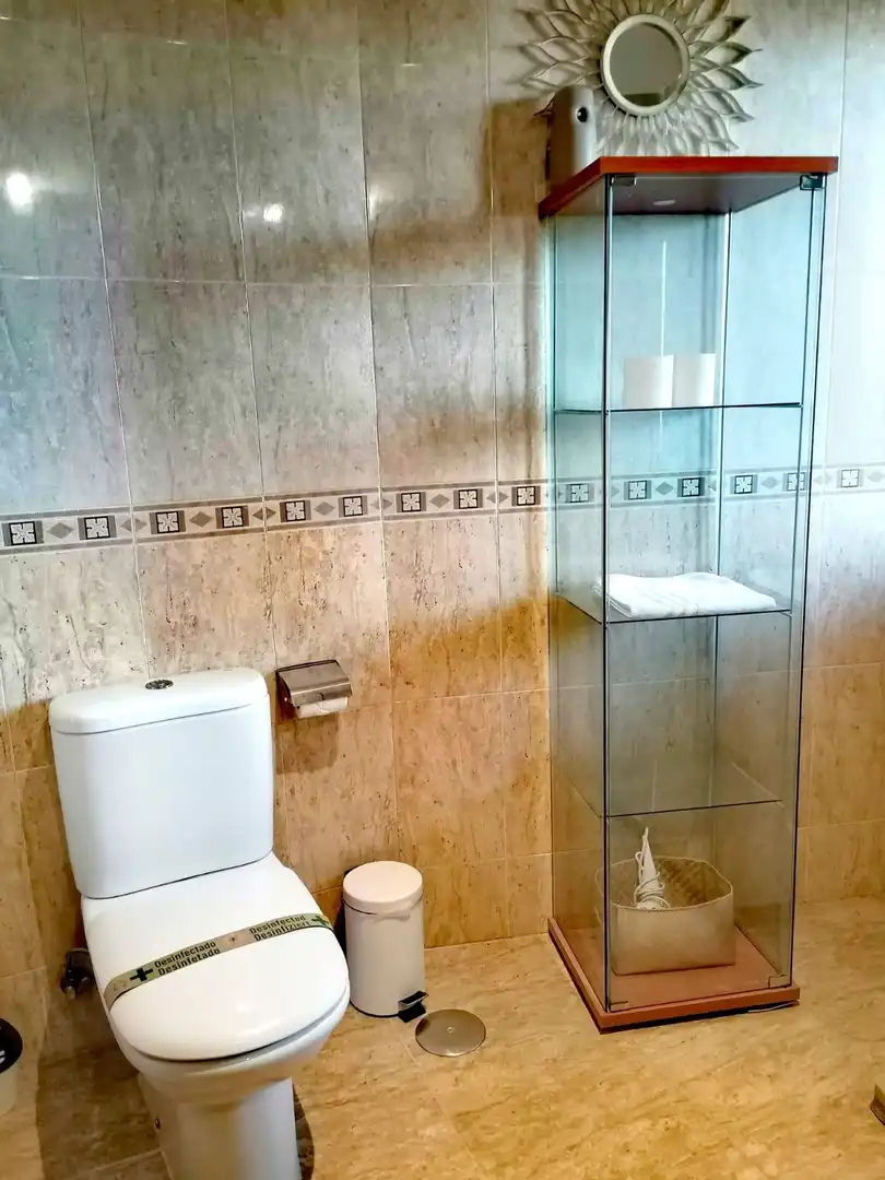 Badezimmer von Wohnung zum Verkauf in Manilva mit Klimaanlage, Terrasse und Möbliert